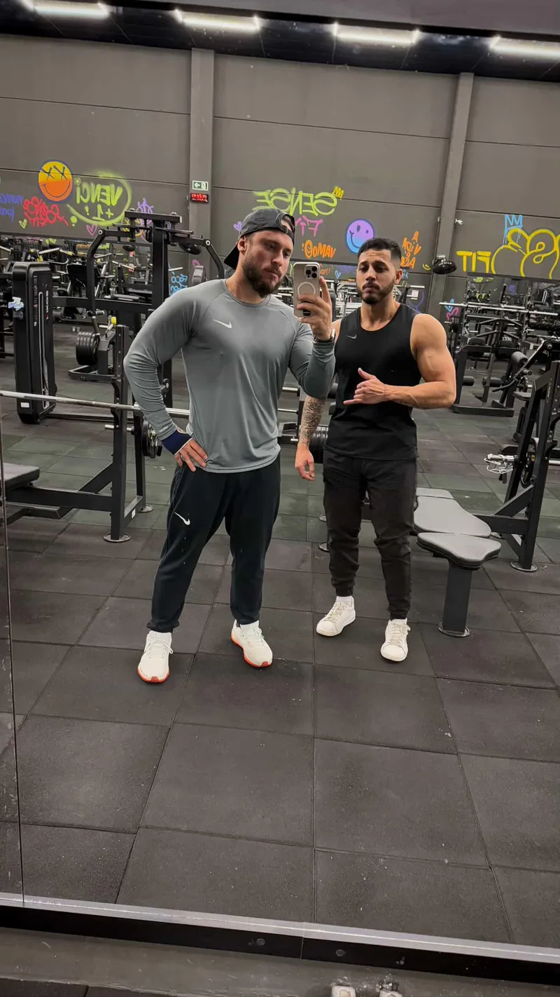 Joe Alessandro treinando em dupla com aluno na academia