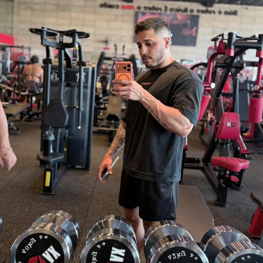Joe Alessandro na academia, personal trainer para condomínios