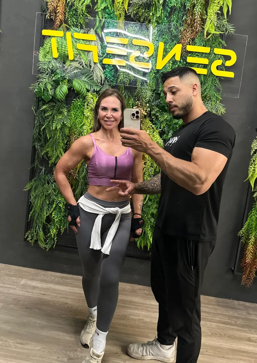 Joe Alessandro com aluna na academia SenseFit